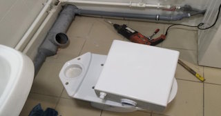 Установка напольного унитаза в Златоусте: монтаж под ключ от СантехДомЗлт от 5291 рублей.